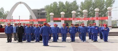 職工正在進行軍訓(xùn)